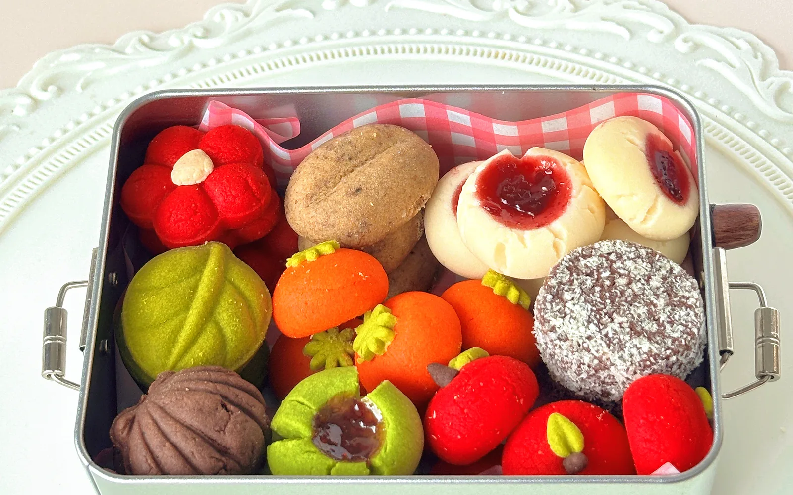 Hộp thiếc cookies mix nhiều vị trên đĩa ren trắng