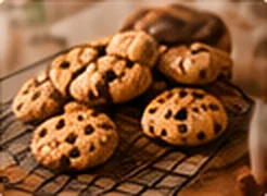 Cookies chocolate chip trên giá nướng